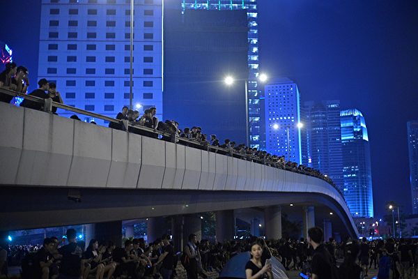 抗议人群不仅未散去，而且依然大声疾呼撤回恶法、要求香港特首林郑月娥下台。（ANTHONY WALLACE/AFP/Getty Images)