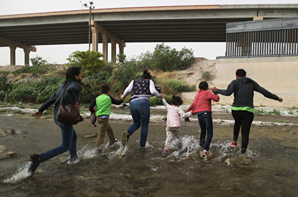 中美洲非法移民試圖越過美墨邊境進入德州。