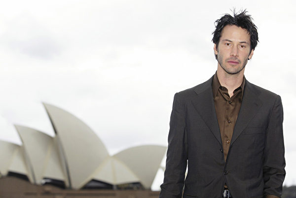 SYDNEY - NOVEMBER 2: Actor Keanu Reeves poses with the Sydney Opera House as a backdrop after a press conference for the Australian premiere of the movie 'The Matrix Revolutions" November 2, 2003 in Sydney, Australia. (Photo by Matt King/Getty Images)