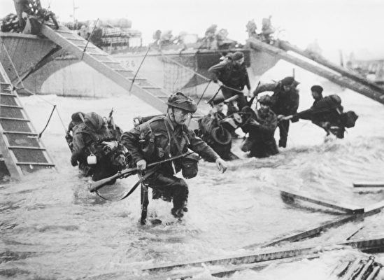 1944年諾曼底登陸資料照。(Hulton Archive/Getty Images)