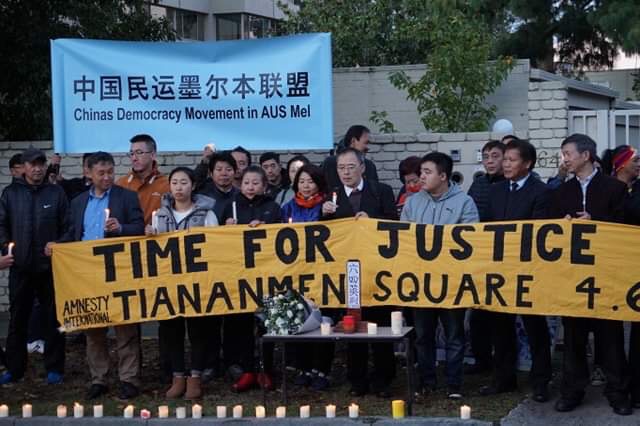 2019年6月4日,墨爾本民運團體及眾多自發集結的愛國人士發起「民主戰車」大遊行,並在當晚於墨爾本中領館門口舉行了六四燭光晚會。(Peter/大紀元)