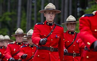 超過5000名素里居民近日簽署請願書，希望保留加拿大騎警在素里的服務。（加通社）