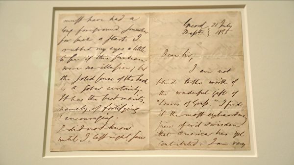 著名作家爱默生1855年写给惠特曼的亲笔信，正在纽约摩根图书馆与博物馆展出。（宋昇桦／新唐人电视台）