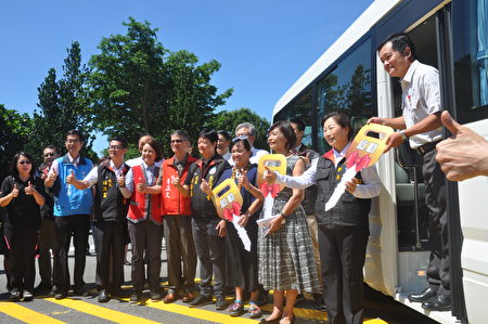 为迎接暑期观光热潮，花莲县东海岸邮轮式列车21日举行启动通车记者会，并于22日开出首班列车。
