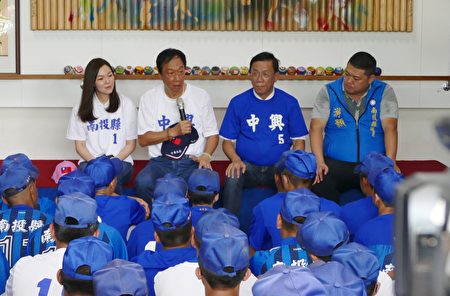 鴻海董事長郭台銘勉勵中興國中棒球隊員，將球場上的壓力化作動力，希望能在球場上看到他們贏球。