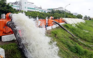 防洪水 南市购72台大型移动式抽水机