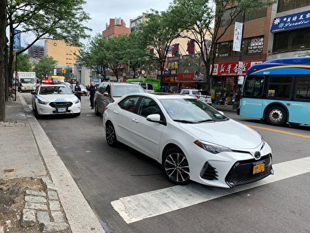 法拉盛交通大執法，17日早上10點多，警察在緬街與37大道路口一連攔下多台違規在緬街南行的車輛。