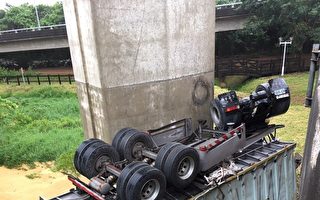 聯結車墜摔落6層樓高橋下 司機輕傷