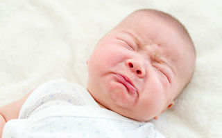 寶寶哭鬧時，避免用力搖晃造成嬰兒搖晃症候群。應該如何安撫？(Shutterstock)