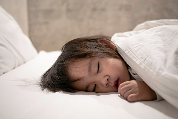 孩子的睡眠不足可分為無法入睡、睡眠質量差或夜晚頻繁醒來。(Shutterstock)