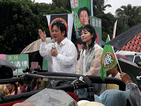 前行政院长赖清德11日一路从新竹北上，大雨中仍有众多支持者热情相迎。