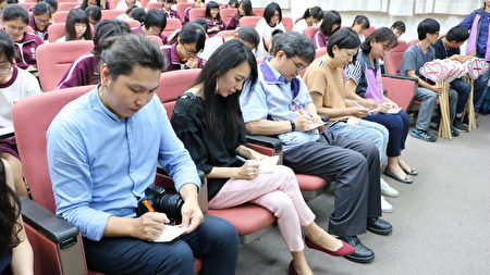  嘉义市政府卫生局局长张耀懋(左3)也跟女孩们一起在“开心女孩”明信片上，写下与未来的自己对话。