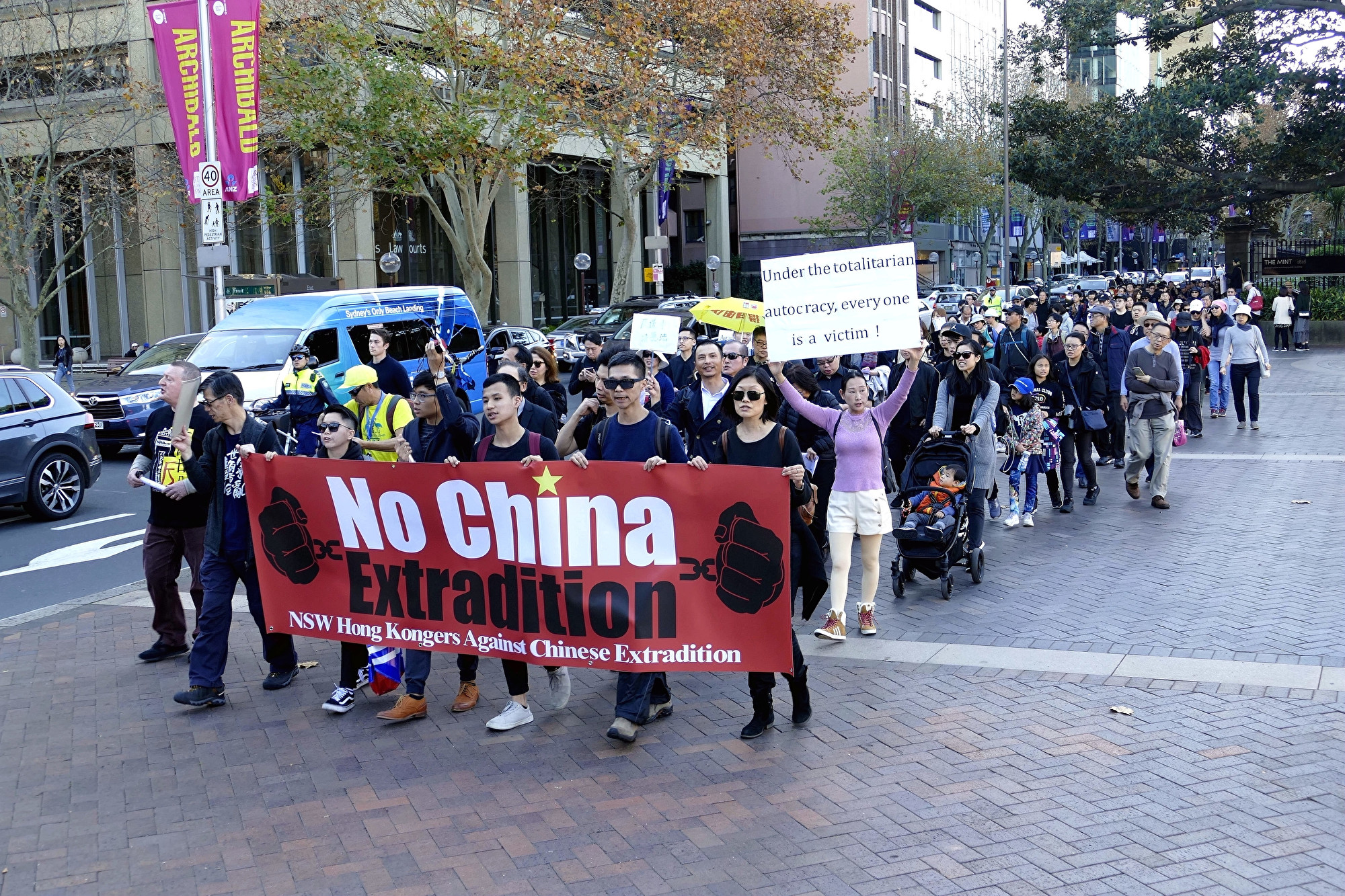 6月9日下午澳洲新州兩千多人遊行隊伍同步聲援香港反送中條例大遊行。（安平雅／大紀元）