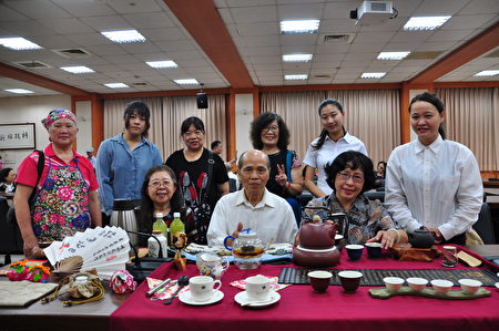 新竹縣峨嵋國中退休校長曾美玲(前排右2)對茶文化很有研究，6日應邀發表學術論文及茶席體驗