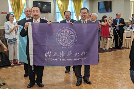 校联会会长李贤治于年会上宣布，清华大学校友会正式加入该会。图为清华大学校旗。
