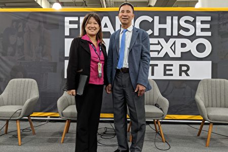 “Pro-Vision瞰践”专案经理钟玫璟（左）邀请“协和门窗”创办人陈秋贵分享创业成功经验。