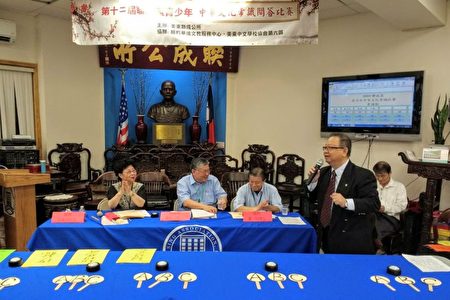 联成公所主席黄达良（右一）鼓励学生们学好中华文化。
