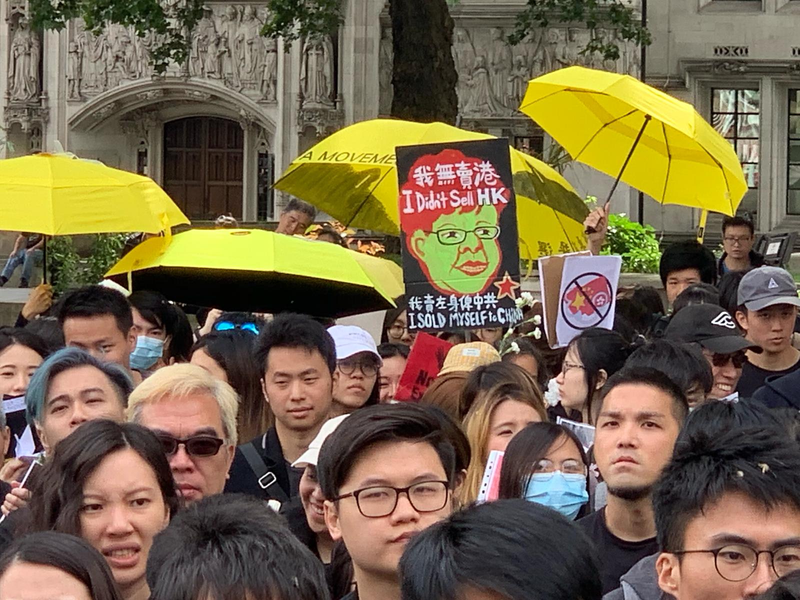 6月16日倫敦的集會現場，支援香港遊行的人群聚集在議會廣場的每一個角落。（唐詩韻／大紀元）