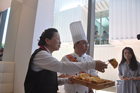 花莲县长徐榛蔚(左)推荐吴宝春吐司面包，有天然洛神花酸甜的好味道。
