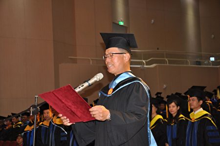 陸戰隊上校廠長梁平貴代表研究所畢業生致詞。