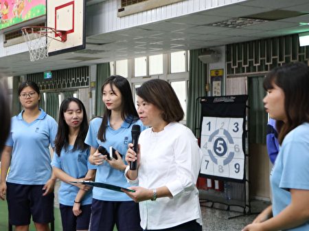  有别于传统的说教方式，嘉义市市长黄敏惠亲自带领小朋友进行团康游戏。