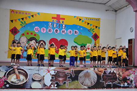 博爱幼儿园的小朋友可爱的舞蹈表演