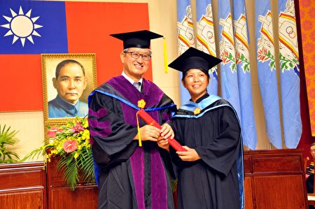 高師大校長吳連賞頒授碩士畢業證書，給予國軍首位兩棲蛙人女軍官郭詩玉。