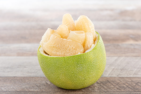 柚子不僅果肉好吃又有營養，柚子皮曬乾後還可以當天然蚊香使用。(Shutterstock)