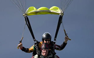 愛好冒險的95歲的耄耋老人叫亨利·馬登思（Henry Martens）高空跳伞募善款。（加通社）