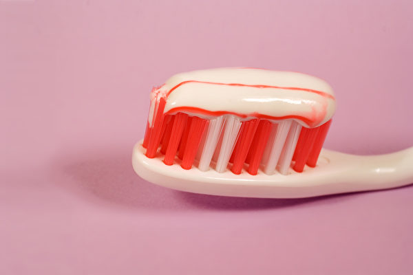 刷牙流血，其实常常是牙周病已在悄然的进行中了。(Shutterstock)