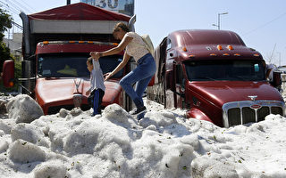 盛夏下冰雹 1.5米厚冰块吓坏墨西哥人