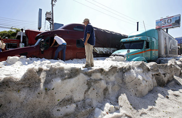 墨西哥城市瓜達拉哈拉（Guadalajara）盛夏裏堆起2米厚的積冰。（ULISES RUIZ/AFP）