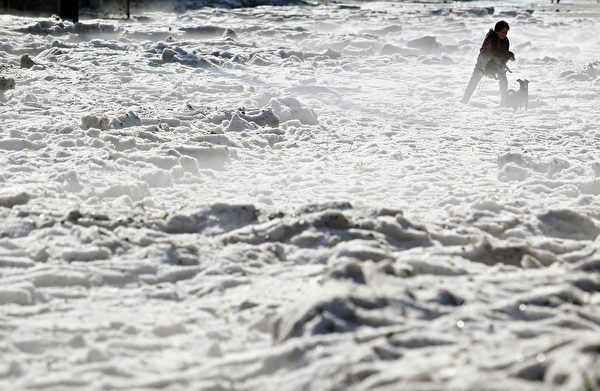 墨西哥城市瓜達拉哈拉（Guadalajara）盛夏裏堆起2米厚的積冰。（ULISES RUIZ /AFP）
