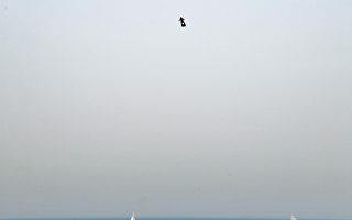法国“飞人”飞越英吉利海峡 中途不幸落水
