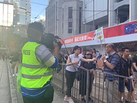 《大紀元時報》及新唐人電視台在香港反送中報道上異軍突起，備受市民好評。圖為新唐人記者7月1日在香港做採訪報道。（大紀元）