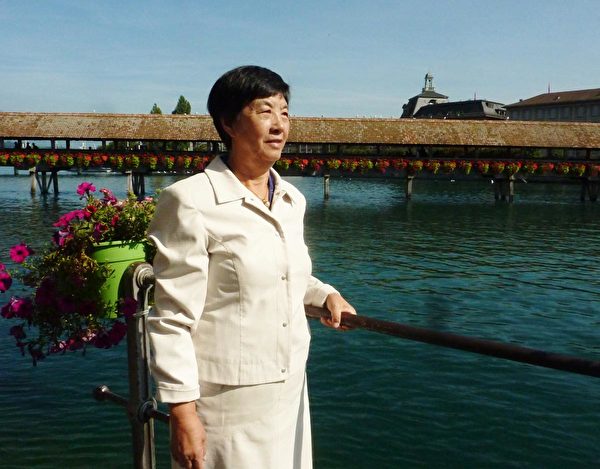 2008年潘淑珍在盧塞恩湖邊的卡貝爾廊橋邊。（明慧網）