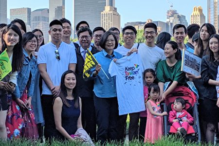 中华民国总统蔡英文手持侨胞们送的“Keep Taiwan Free”字样的T-Shirt。