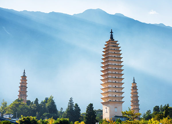 崇聖寺附近的大理古城雲南省，中國的崇聖寺三塔。景區山在後台可見。