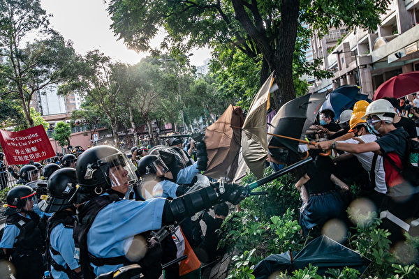 7月13日，香港上水爆发警民冲突。(Anthony Kwan/Getty Images)