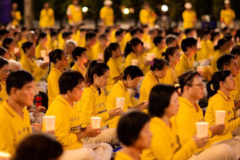 台灣北部部份法輪功學員7月20日晚間，在台北市民廣場舉行反迫害20周年燭光悼念會。（陳柏州／大紀元）