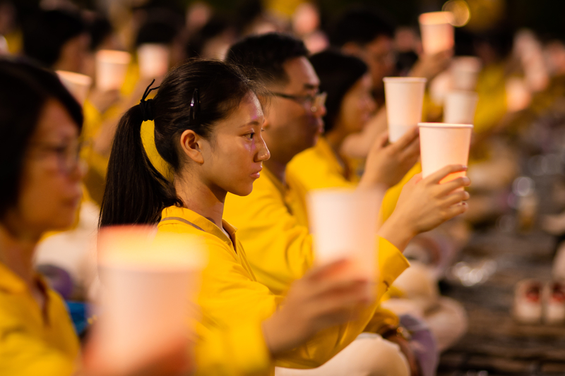 台灣北部部份法輪功學員7月20日晚間，在台北市民廣場舉行反迫害20周年燭光悼念會。（陳柏州／大紀元）