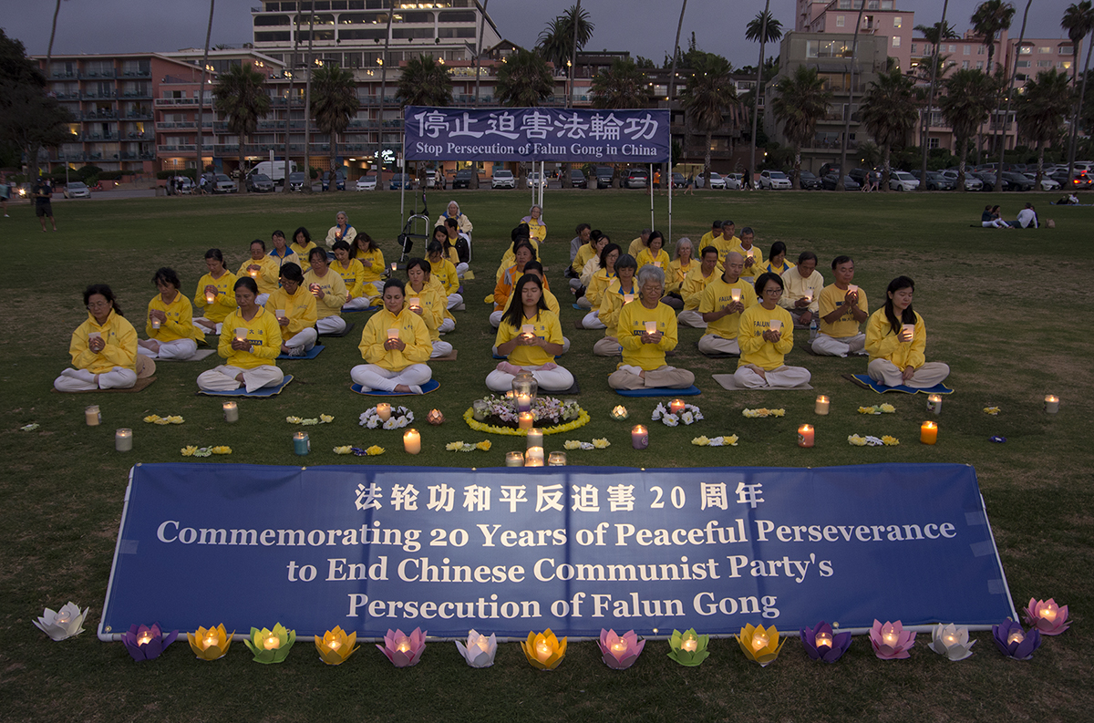 7月20日,加州聖地亞哥部分法輪功學員在當地著名景點拉荷亞海灘舉行真相展板、煉功和燭光悼念,紀念法輪功反迫害20年。(大紀元)