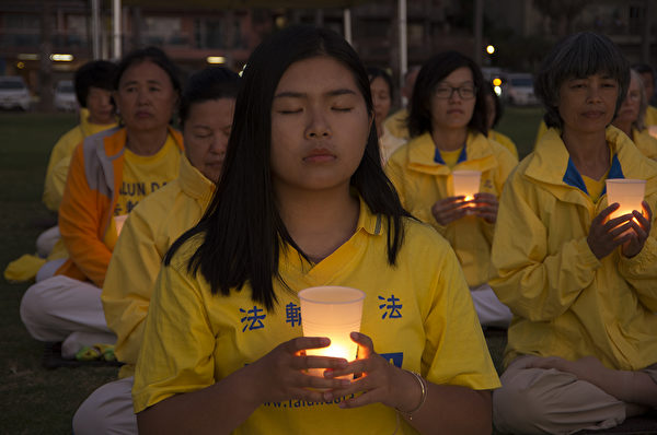 反迫害20年 聖地亞哥法輪功舉行燭光悼念