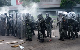 組圖3：元朗警方多次向示威者施放催淚彈