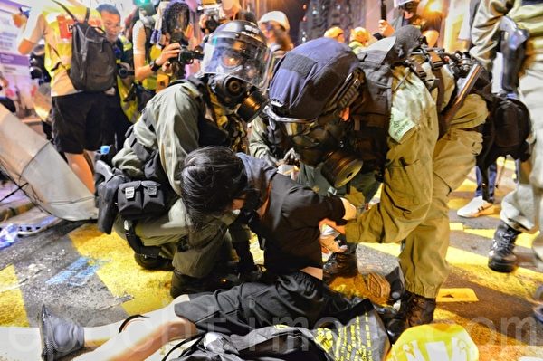 7月28日，警方速龍小隊也在8時突然衝前，警方並施放催淚彈，十多位示威者被暴力抓捕，雙手被索帶索緊。（宋碧龍／大紀元）
