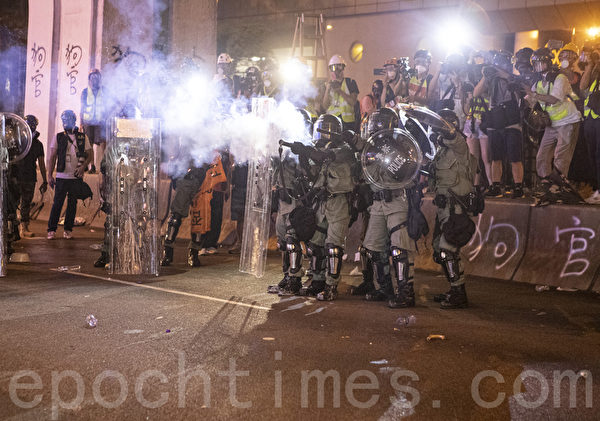 2019年7月28日，香港，市民遊行到西環，近中聯辦附近與警察對恃，其後警察頻繁發射橡膠子彈及催淚彈清場。（余鋼／大紀元）