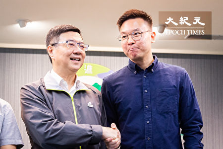 民進黨主席卓榮泰（左）15日召開人事記者會，公布太陽花學運領袖林飛帆（右）就任民進黨副秘書長。