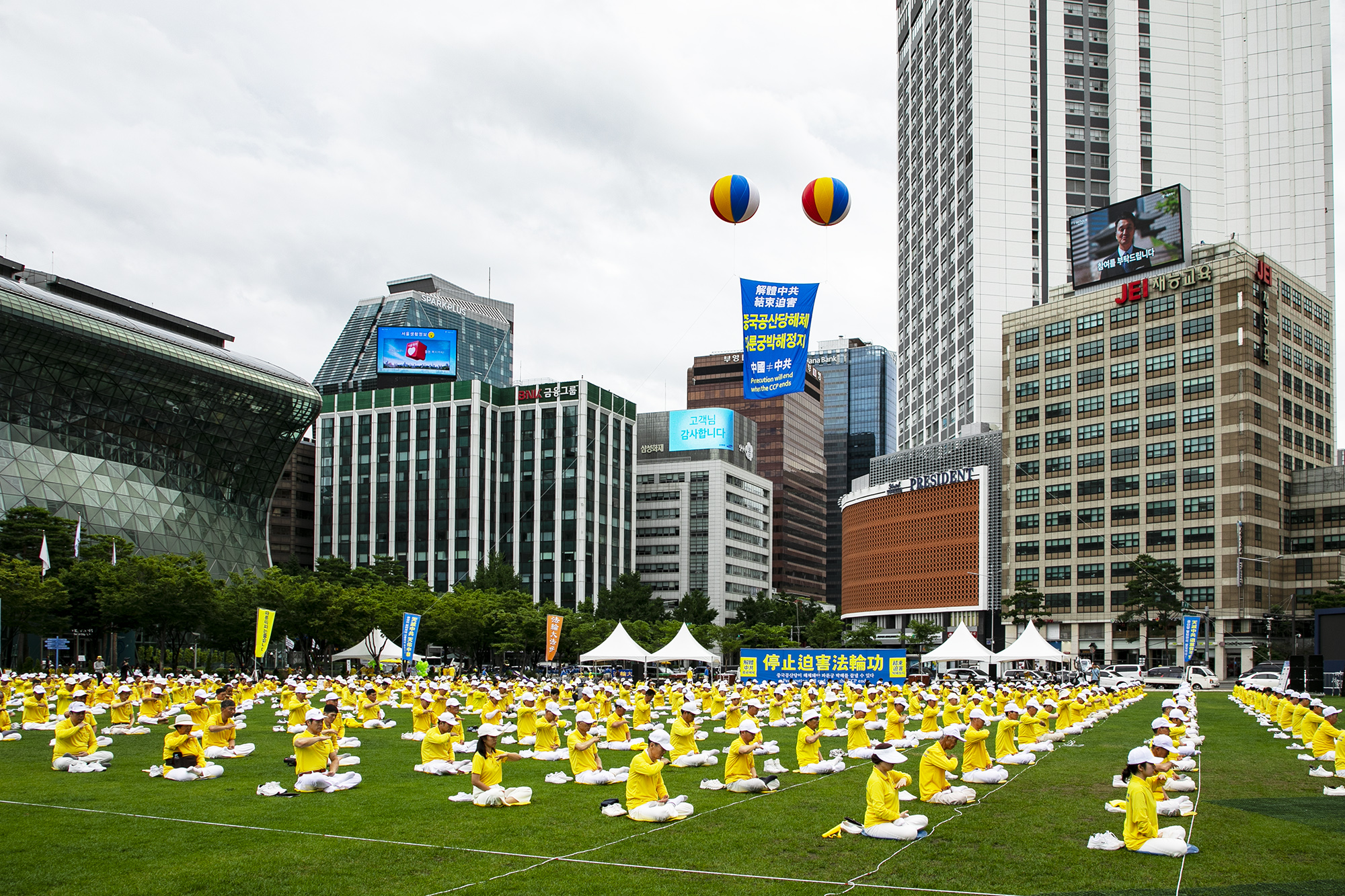 7月20日,韓國部分法輪功學員在首爾廣場的草坪上煉功。(全景林/大紀元)