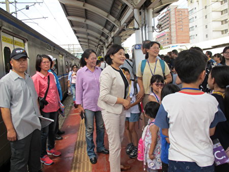 “移动剧场”7日下午于斗六发车，云林县长张丽善与副县长谢淑亚，在月台欢送民众上火车。