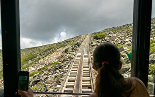 乘「登月鐵路」上美東最高峰